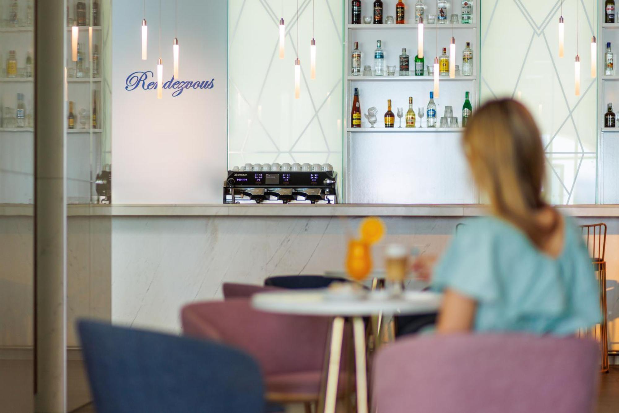 Secrets Sunny Beach Resort & Spa (Adults Only) Exterior foto The bar at the lounge