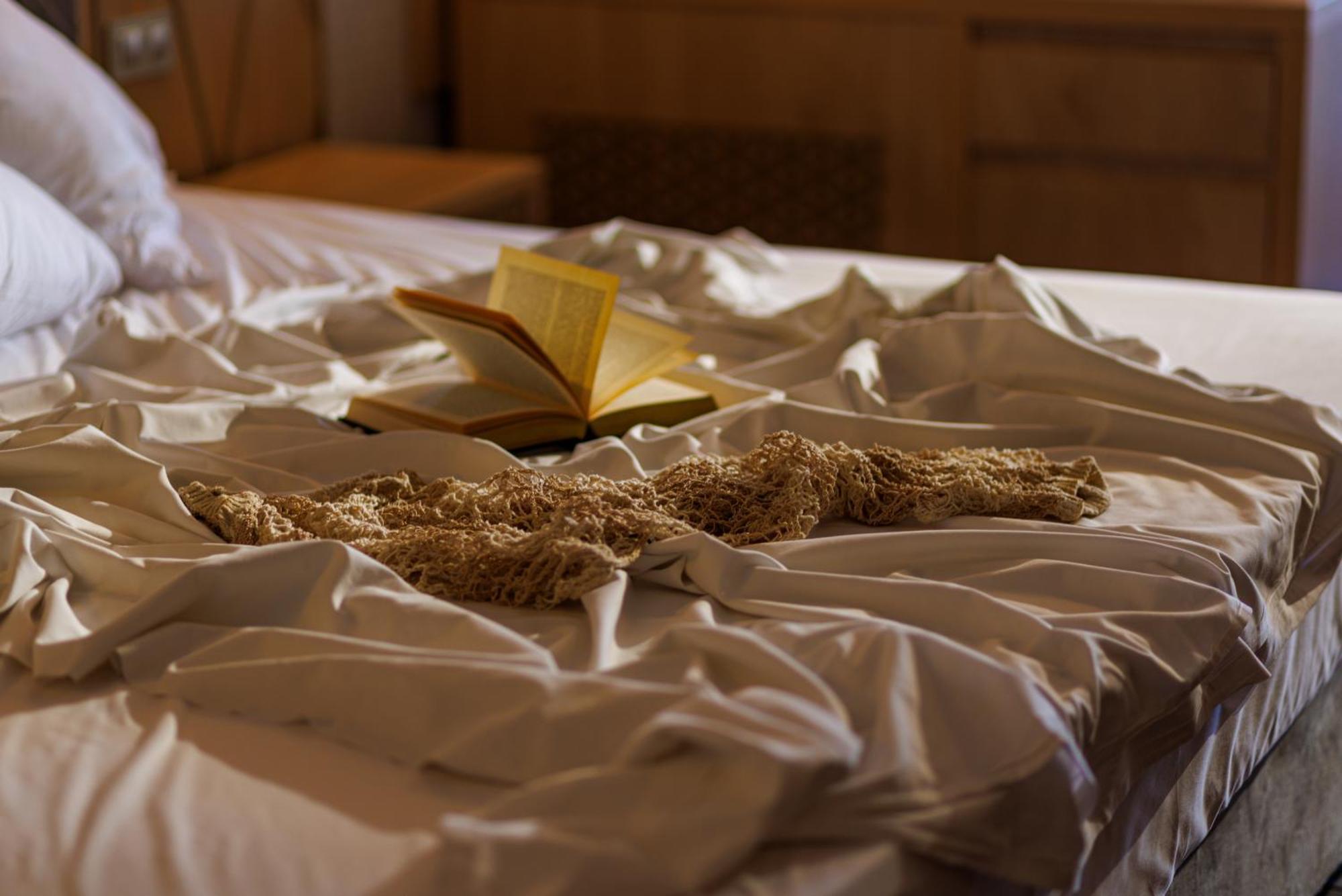 Secrets Sunny Beach Resort & Spa (Adults Only) Exterior foto A bed with a book and a cat